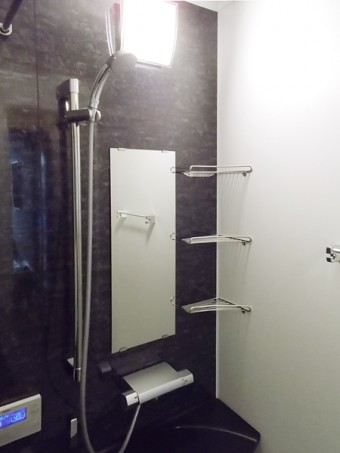 ブラックの落ち着いたバスルームにLIXILアライズ Zタイプ